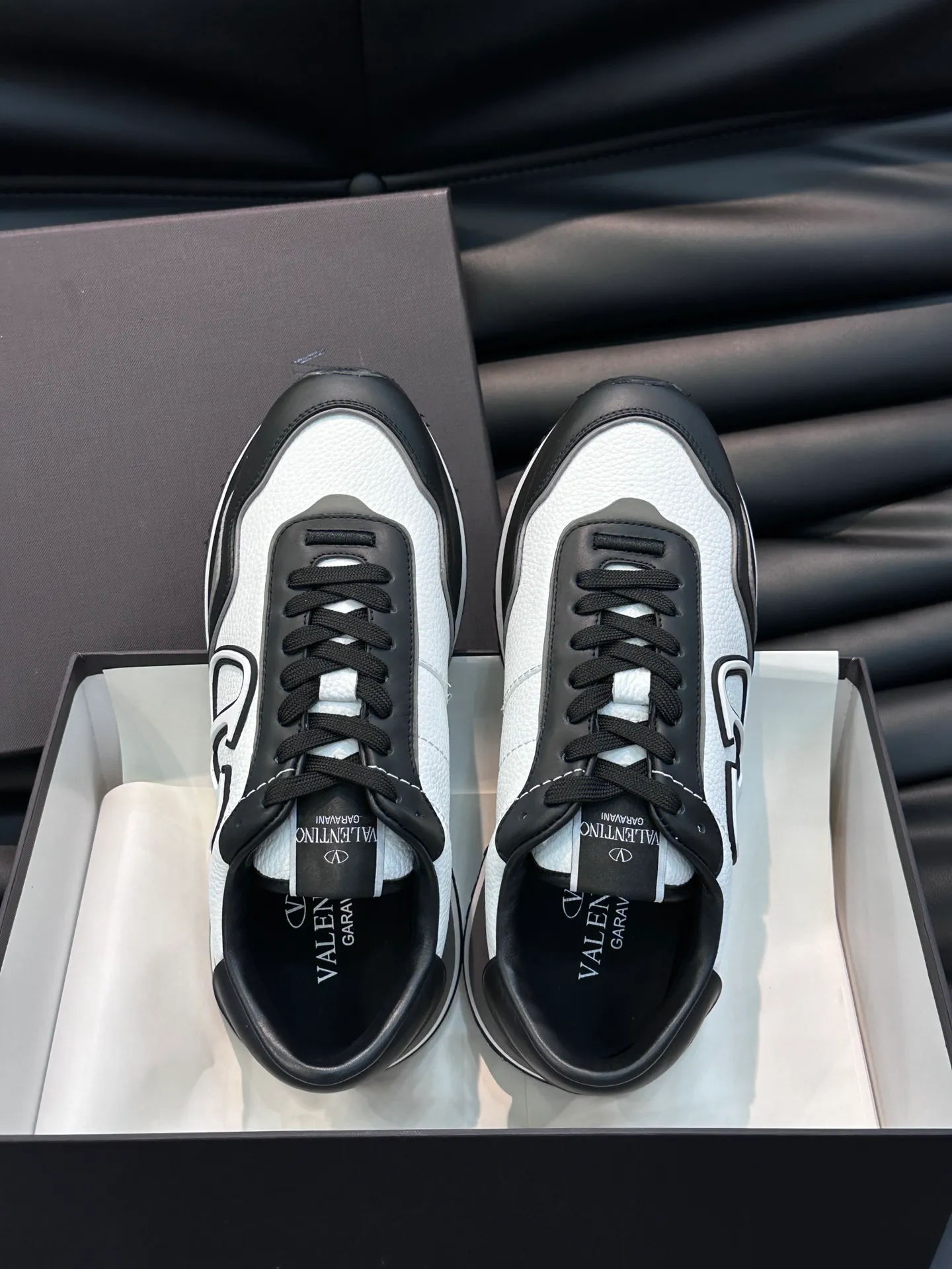 P540💰 Product trademark: VALENTINO "Valentino" Regular size: 38-44 [45 customized] Product material: Warren men's casual sports shoes, made of imported first-layer cowhide, with brand emblem on the tongue, rivet rubber outsole, non-slip, wear-resistant and shock-absorbing, cowhide lining foot pads, comfortable and breathable, with original box packaging equation bag!